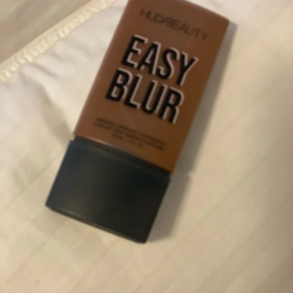 HUDA BEAUTY Easy Blur Natural Airbrush Foundation - HOT FUDGE - Picture 2 of 4